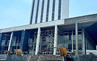 Andamios multidireccionales certificados trabajando en el aire para proteger el sitio arqueológico