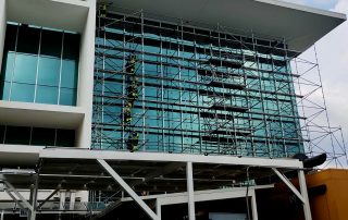 Solución técnica para mantenimiento de fachadas con cero perforaciones