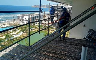 Equipo técnico trabajando en voladizo con líneas de vida